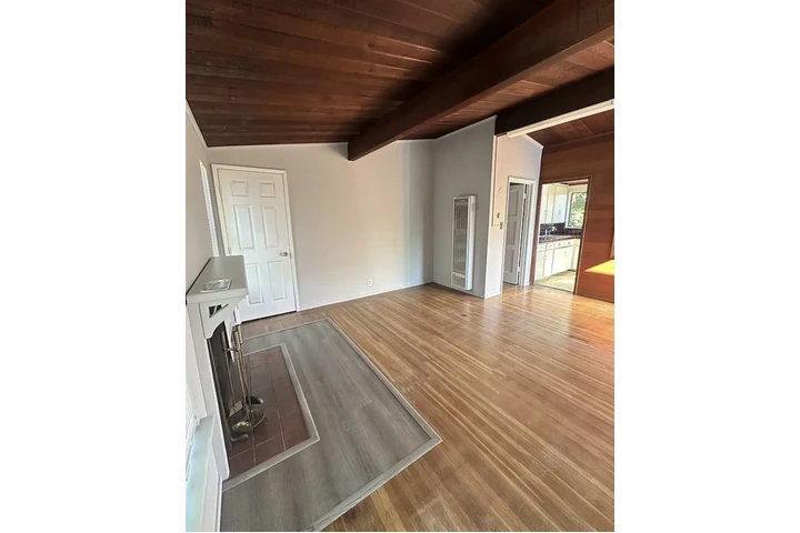 $900 : beautifully spacious home image 2