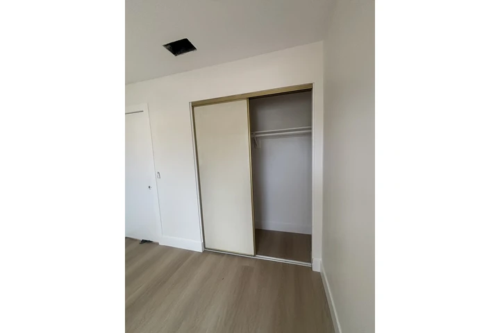 $800 : Se renta recámara en corona image 4