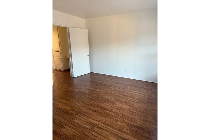$1495 : Studio Available Now image 3