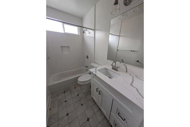 $1950 : 2 bedroom Apt in James M Wood image 9