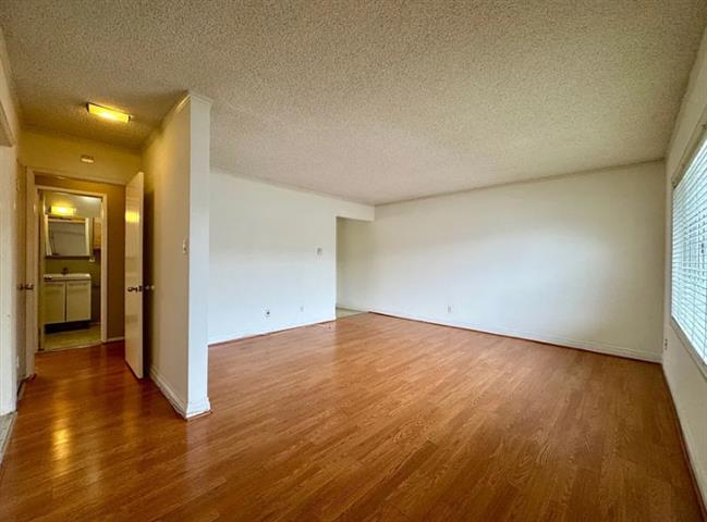 $1750 : Upstairs is a 2-bed/2-bath uni image 2