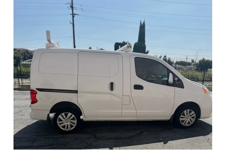 $13000 : 2018 CARGO VAN NV EN VENTA image 2