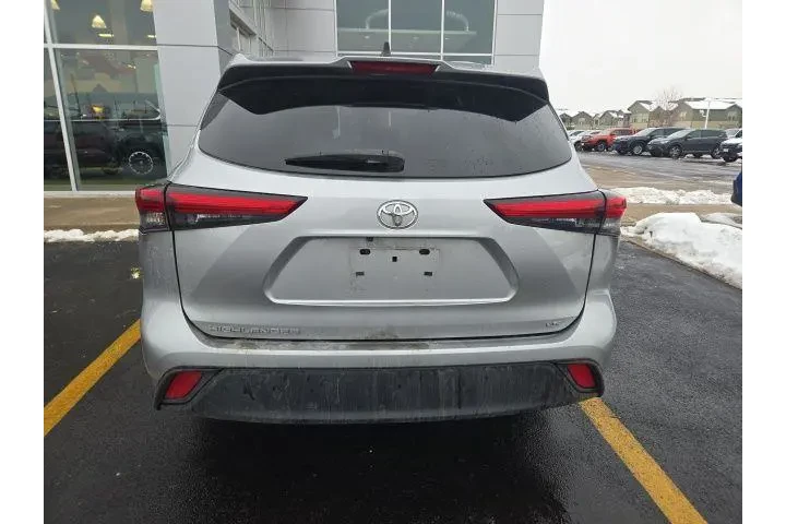 $28491 : Toyota Highlander 2023 LE 4d image 6