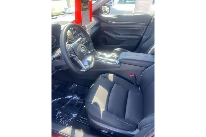 $21250 : Nissan Altima 2024 2.5 SV 4d image 9