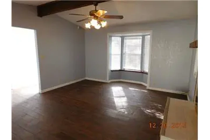 $1300 : Rental property with 3 bedro image 2