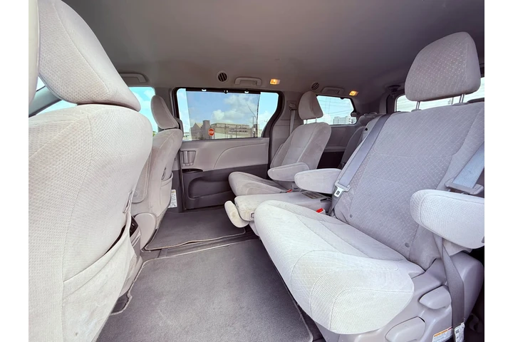 $17995 : Toyota Sienna image 2