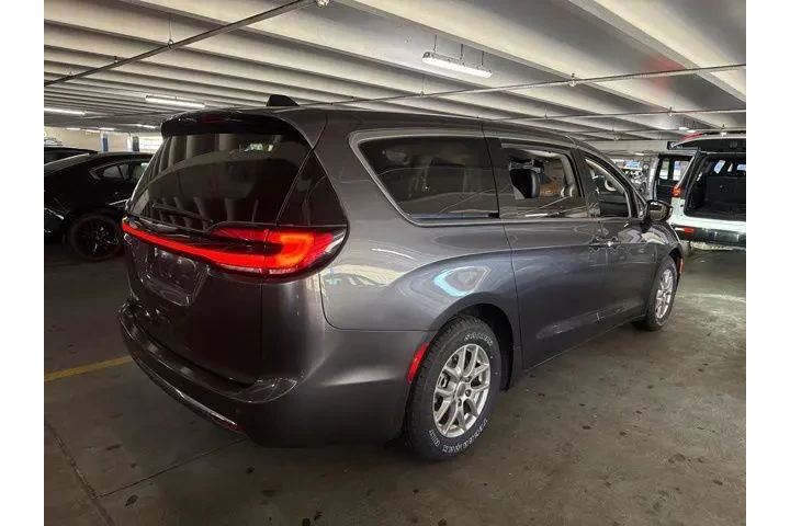 $21674 : Chrysler Pacifica 2023 Touri image 3