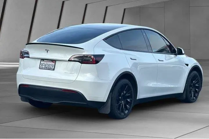 $29900 : Tesla Model Y 2023 AWD Long image 4
