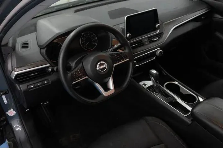 $23520 : Nissan Altima 2024 2.5 SV 4d image 3