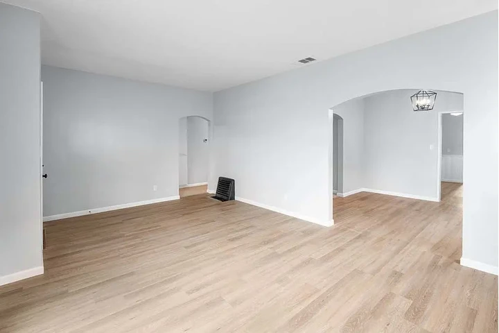 $800 : 2 Spacious Bedrooms all newly image 4