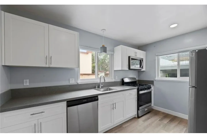 $1950 : 2 BEDROOM APT IN CARSON image 3