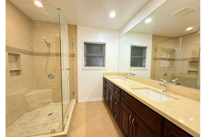 $2455 : 3 Bed House in Huntington Park image 10