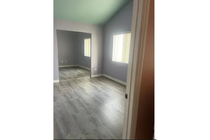 $800 : $ 800 Huntington Park image 1