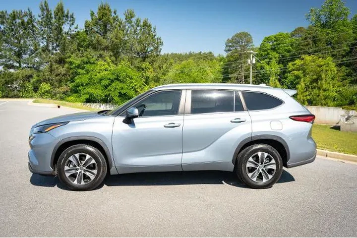 $39874 : Toyota Highlander 2023 LE 4d image 5