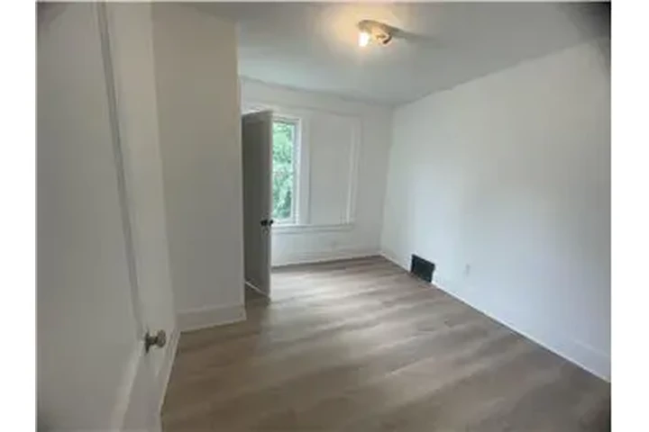 $750 : Rental property with 2 bedro image 5