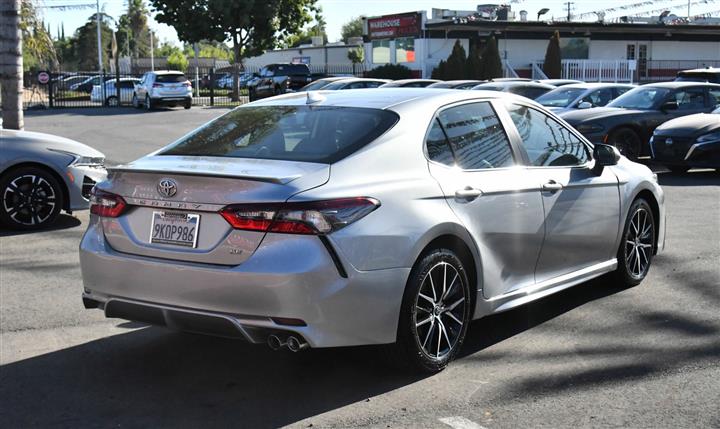 $24985 : Camry SE Sedan 4D image 8