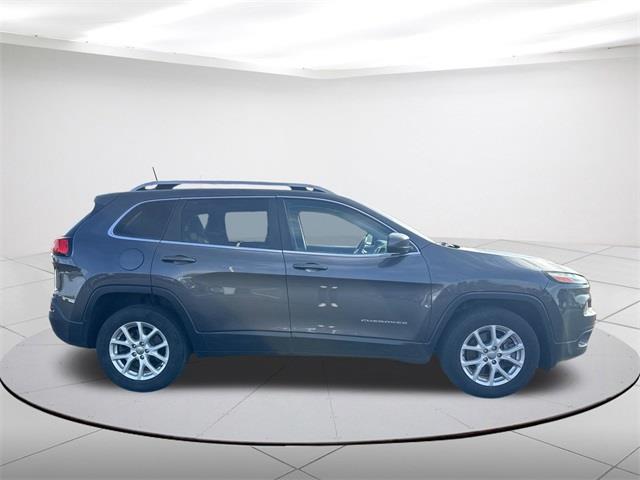 $14762 : Pre-Owned 2018 Cherokee Latit image 2