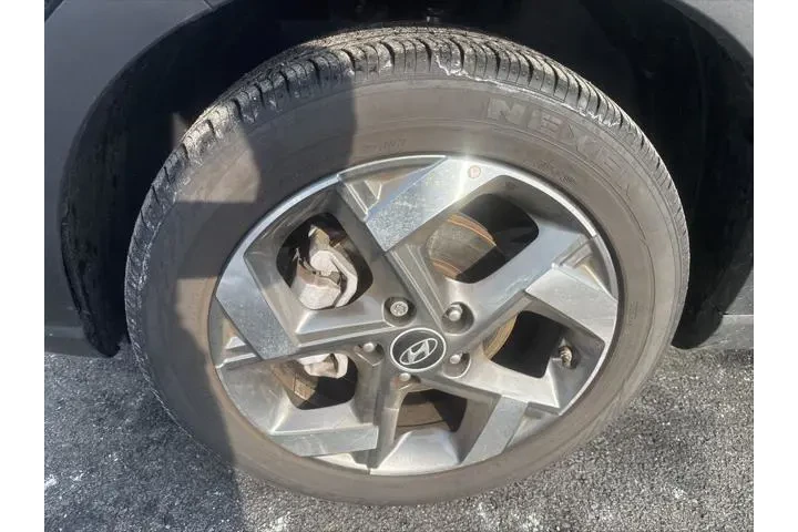 $19995 : Hyundai VENUE 2025 SEL 4dr C image 10