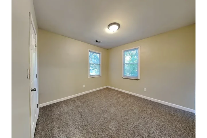 $1380 : Available Apartments All In On image 9