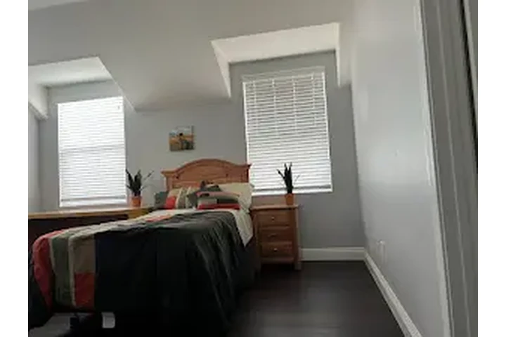 RENTO CUARTO EN CORONA image 2