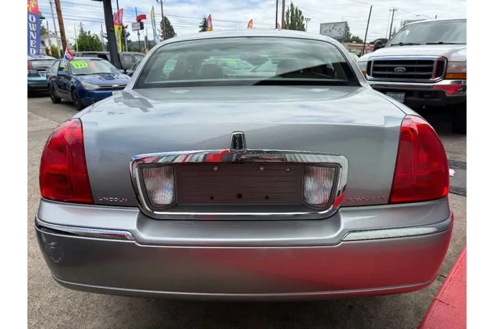 2006 Town Car Signature image 10