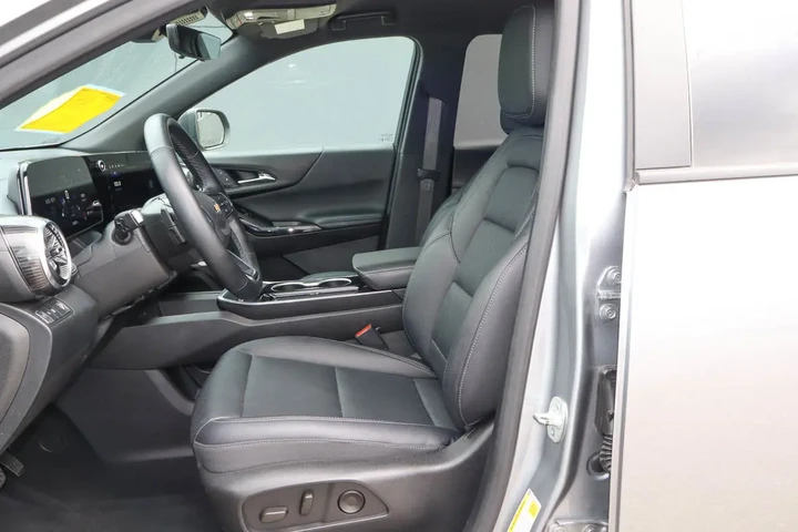 $26087 : 2025 Equinox FWD 4dr LT w/1LT image 7