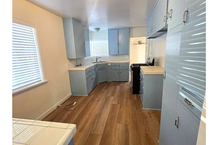 $900 : Fully fenced front & backyard! image 3