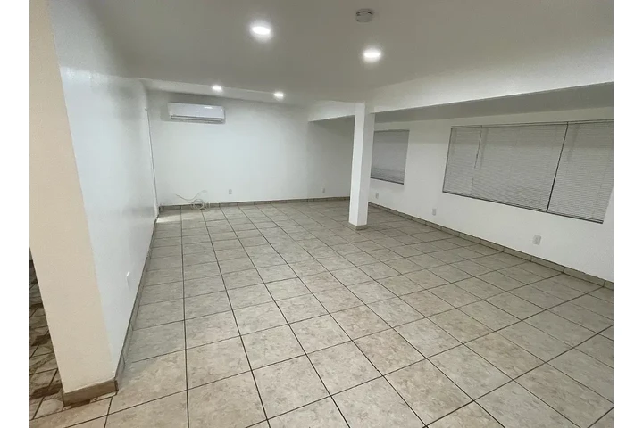 $2800 : 3 bedroom house available image 7