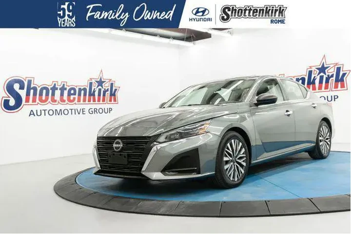 $23520 : Nissan Altima 2024 2.5 SV 4d image 1