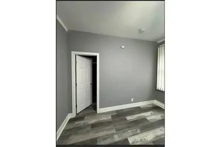 SINGLE & 1 BEDROOM APARTMENTS image 2
