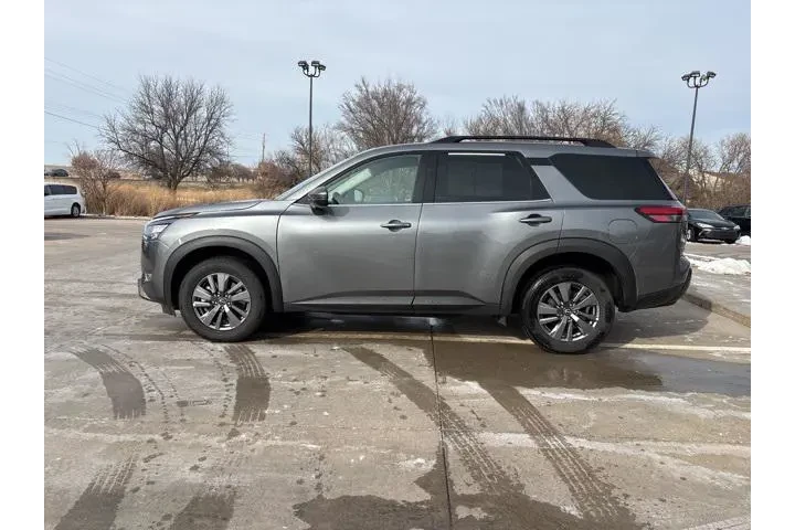 $31998 : Nissan Pathfinder 2025 AWD S image 2