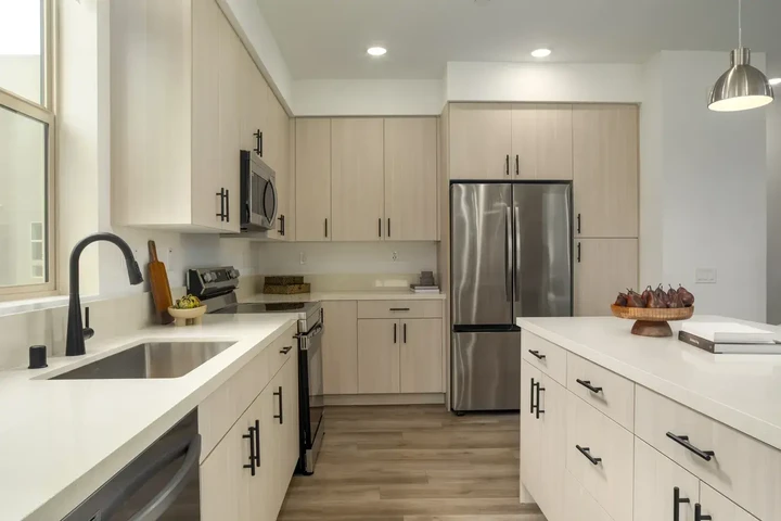 $3300 : Modern 2bed 2bath available image 4