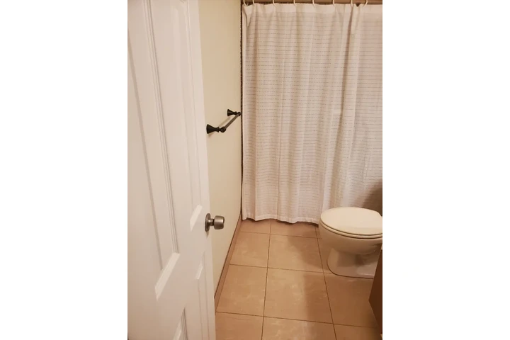 $750 : Alquilo cuarto en N. Miami Bch image 5