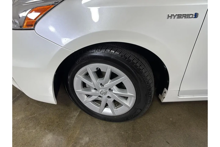 $15299 : 2014 Prius v Three image 5