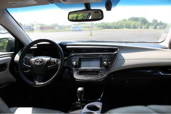 2015 Avalon Hybrid XLE Touring image 7