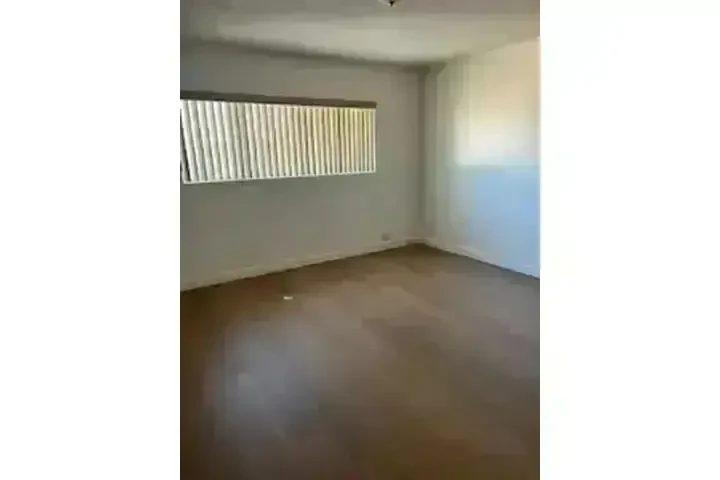 $2325 : RENTO APTO EN L.A./ 90044 image 4
