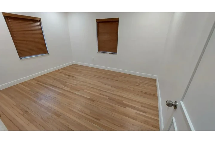 $2300 : 2 Bed Home in Coral Gables image 6