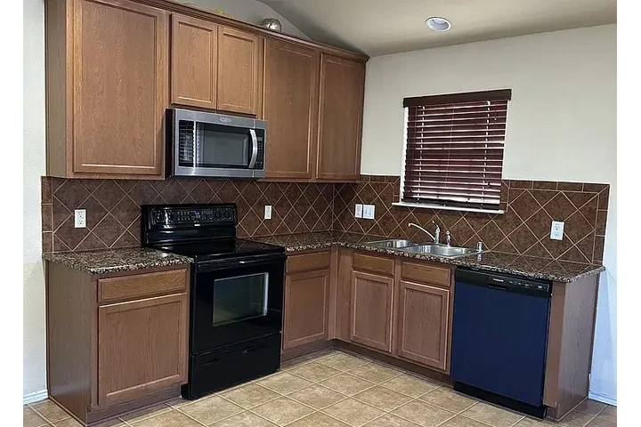 $1470 : HOUSE RENT IN DALLAS TAXES image 4