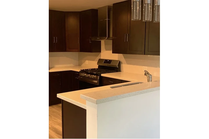 $900 : beautiful kitchen Cozy home image 3