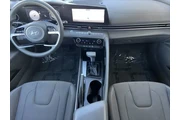 $17777 : Hyundai ELANTRA 2024 SEL 4dr thumbnail