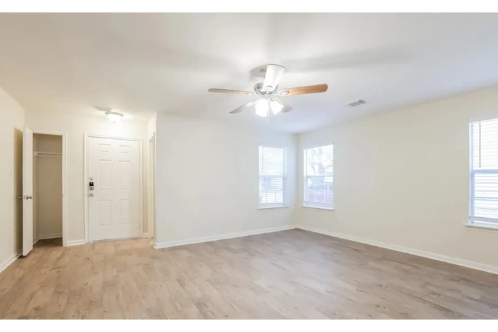 $1085 : SINGLE FAMILY HOME image 1