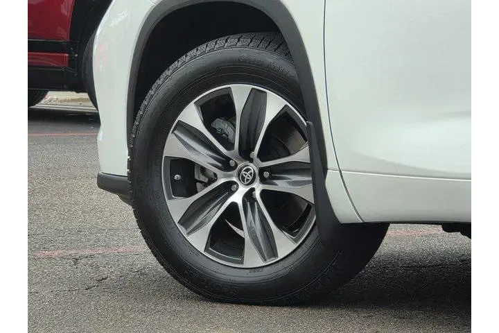 $33500 : Toyota Highlander 2023 XLE 4 image 8