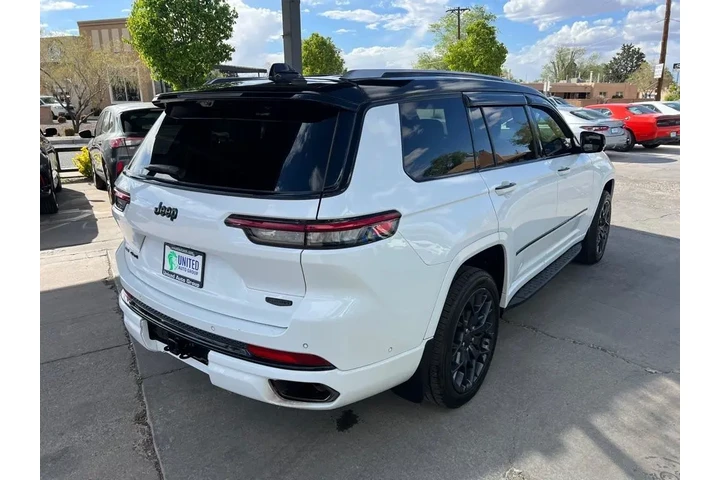 2023 Grand Cherokee L Summit image 5