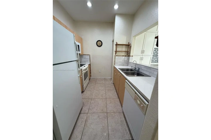 $2700 : Townhouse For Rent 3/2 image 5