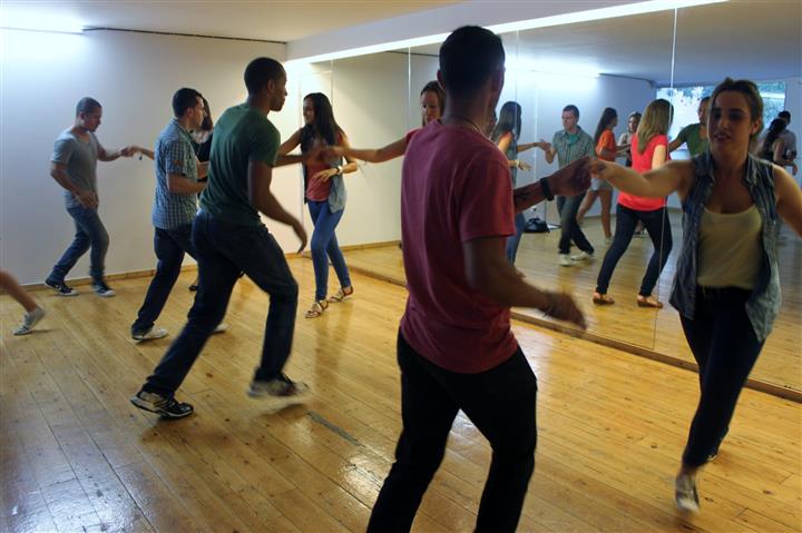 Aprende a Bailar Salsa image 1