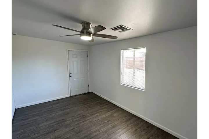$1000 : 2Bed 1.5Bath Single Home image 6