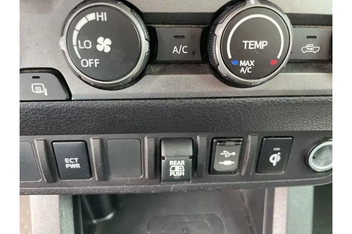 $31992 : Toyota Tacoma 2019 4x4 TRD P image 9