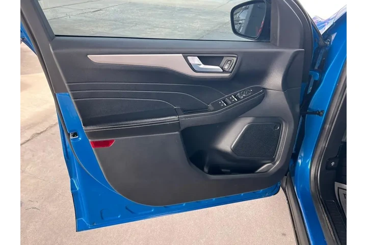 2021 Escape SE image 10