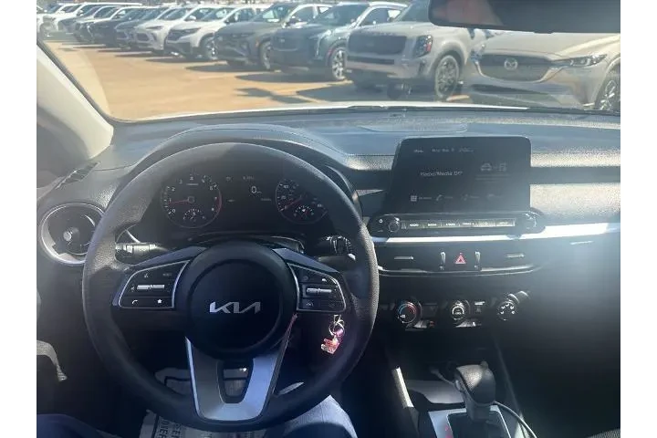 $17250 : Kia Forte 2023 LXS 4dr Sedan image 6