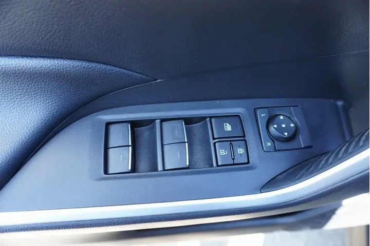$29988 : Toyota RAV4 2023 XLE Premium image 9